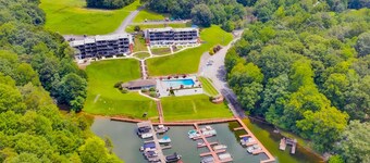 Sunset Landing - Waterfront Condo With Lake-view Deck, Tennis Court & Pool