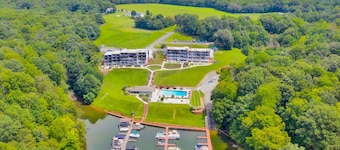 Sunset Landing - Waterfront Condo With Lake-view Deck, Tennis Court & Pool