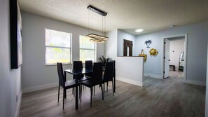 Dining - Quiet tropical escape with or without the family close the beach (Port Charlotte)