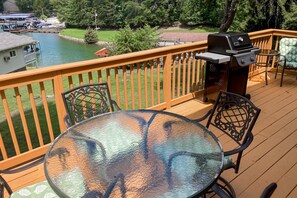 Outdoor dining - Dock Sun Point - Lakefront Home for Easy Boating, Fishing, Private Dock & Ac/wifi, Dogs ok! (Huddleston)