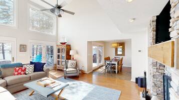 House, Multiple Beds, Hot Tub (Sail Away) | Living area