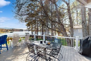 Outdoor dining - Sail Away - Waterfront Home With Private Beach on the Lake, hot Tub, & Dock (Huddleston)