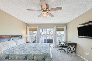 3 bedrooms - Doc Side - Serene Lakefront Home With Dock, hot Tub, Pool Table & Beautiful Views (Huddleston)