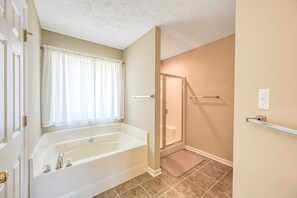 Bathroom - Doc Side - Serene Lakefront Home With Dock, hot Tub, Pool Table & Beautiful Views (Huddleston)