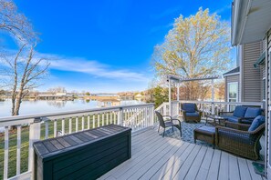 Terrace/patio - Doc Side - Serene Lakefront Home With Dock, hot Tub, Pool Table & Beautiful Views (Huddleston)