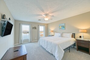 3 bedrooms - Doc Side - Serene Lakefront Home With Dock, hot Tub, Pool Table & Beautiful Views (Huddleston)
