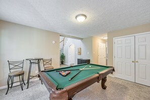 Games room - Doc Side - Serene Lakefront Home With Dock, hot Tub, Pool Table & Beautiful Views (Huddleston)