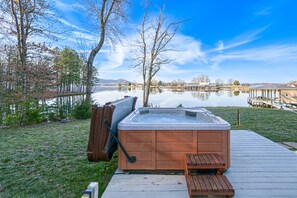 Terrace/patio - Doc Side - Serene Lakefront Home With Dock, hot Tub, Pool Table & Beautiful Views (Huddleston)