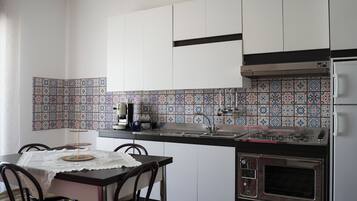 Réfrigérateur, micro-ondes, plaque de cuisson, grille-pain