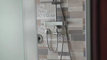 Dusche, Haartrockner, Bidet, Handtücher