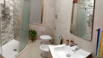 Dusche, Haartrockner, Bidet, HandtĂŒcher