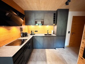 Fridge, microwave, oven, stovetop - Forestum - Black Forest Luxury Apartments - Apartment Gams with sauna (Sankt Blasien)