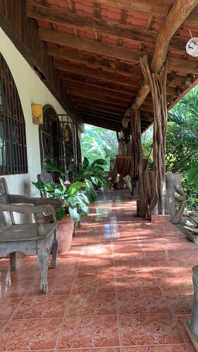 4-bedroom farmhouse in gorgeous Nuevo Colón with cool AC breeze