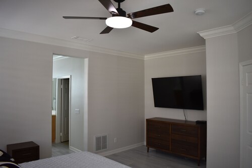 Juniper Jewel- desert home with private pool and spa, views, Pickle Ball 31 days