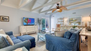 TV, books - MyStay at 789 Queen`s Grant- Pet-Friendly Villa with Patio, Near Pool and Beach! (Hilton Head Island)