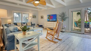 TV, books - MyStay at 789 Queen`s Grant- Pet-Friendly Villa with Patio, Near Pool and Beach! (Hilton Head Island)