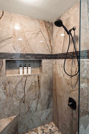 Shower, hair dryer, towels, shampoo - Sonoran Grove  Epic Yard with Two Pickleball Courts (Scottsdale)