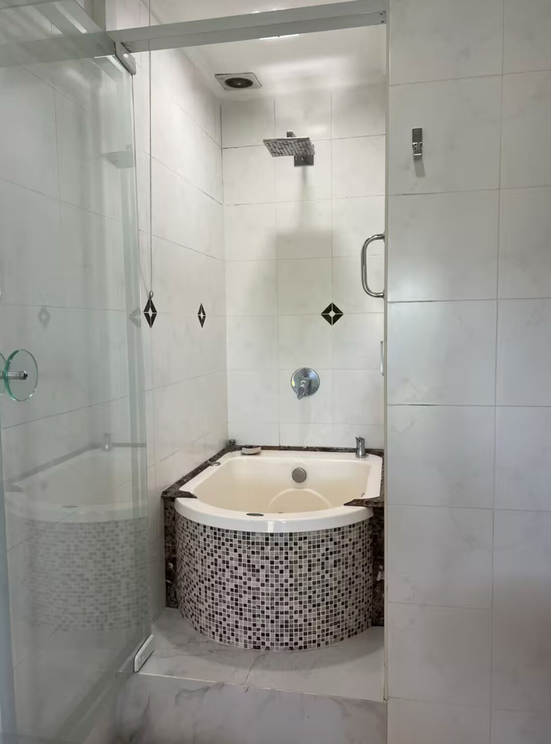 Secador de pelo, bidet, toallas, jabón
