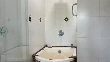 Secador de pelo, bidet, toallas, jabĂłn