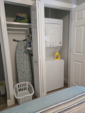 Iron/ironing board, WiFi, bed sheets - Peaceful 2-bedroom house in Sunny Sarasota (Sarasota)
