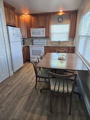 Private kitchen - Peaceful 2-bedroom house in Sunny Sarasota (Sarasota)