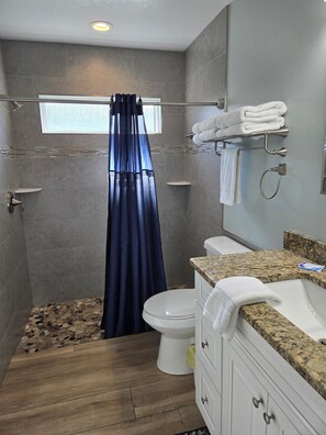 Shower, hair dryer, towels, soap - Peaceful 2-bedroom house in Sunny Sarasota (Sarasota)