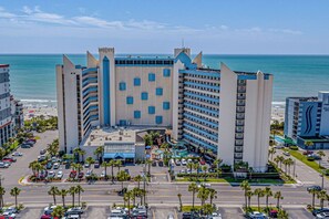 A hotel with a central courtyard, multiple floors, and a view of the beach. - Stunning 3bedroom ocean front at Ocean Reef (Myrtle Beach)