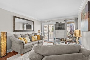 TV - 2 bedroom shore dr condo steps away from the beach (Myrtle Beach)