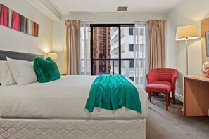 Iron/ironing board, WiFi, bed sheets - Cosy Cityview Modern Studio | Pool - Gym - Aircon (Auckland CBD)