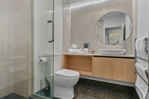 Hair dryer, towels - Cosy Cityview Modern Studio | Pool - Gym - Aircon (Auckland CBD)