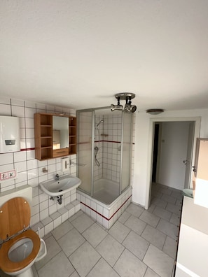 Serviettes fournies, savon, papier de toilette