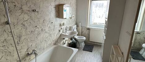 Serviettes fournies, savon, papier de toilette