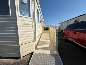Ferienhaus, 2 Schlafzimmer, barrierefrei, Balkon | Unterkunftsgelände