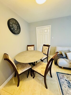 Dining - Elegant and Serene 4-bedroom retreat house in charming Drogheda (Drogheda)