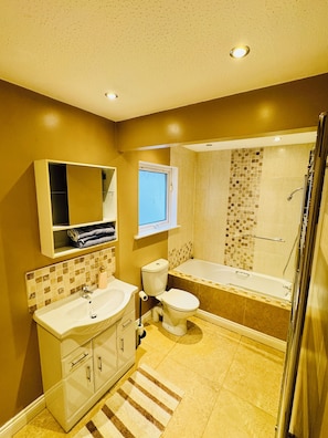 A bathroom with a sink, toilet, and bathtub. - Elegant and Serene 4-bedroom retreat house in charming Drogheda (Drogheda)