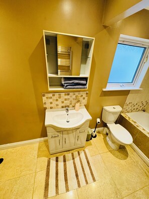 Shower, hair dryer, bidet, towels - Elegant and Serene 4-bedroom retreat house in charming Drogheda (Drogheda)