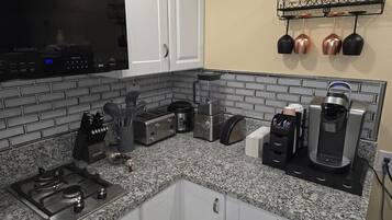 Kjøleskap, mikrobølgeovn, kokeplater og kaffetrakter/tekoker