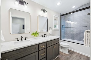 Shower, towels - Charming Inlet Beach Compound | Pool + Walk to Rosemary Beach (Inlet Beach)