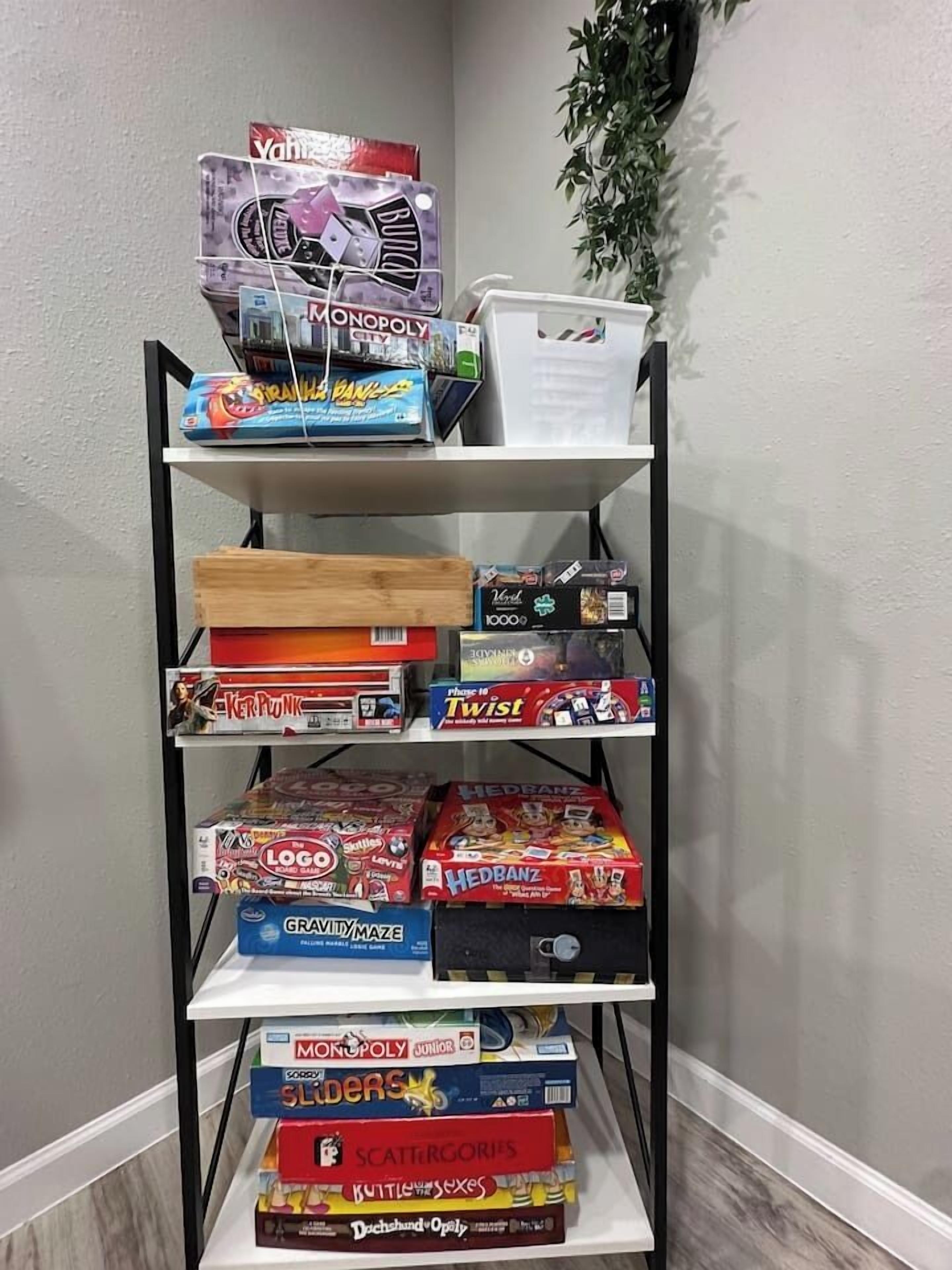Een plank met verschillende gezelschapsspellen.