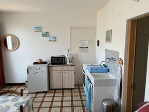 Kühlschrank, Mikrowelle, Toaster, Kochgeschirr/Geschirr/Besteck