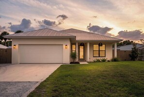Exterior - Private pool retreat w/ screened patio & BBQ (Vero Beach)
