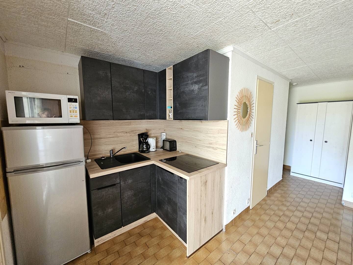 Refrigerador, microondas y utensilios de cocina 