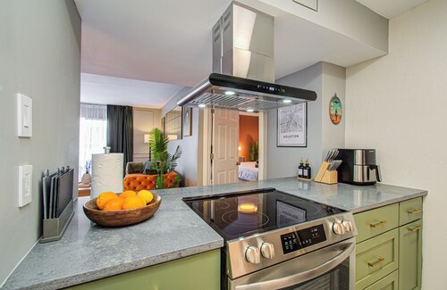 Designer Renovated 2BR • Walk to NRG in 7 Min