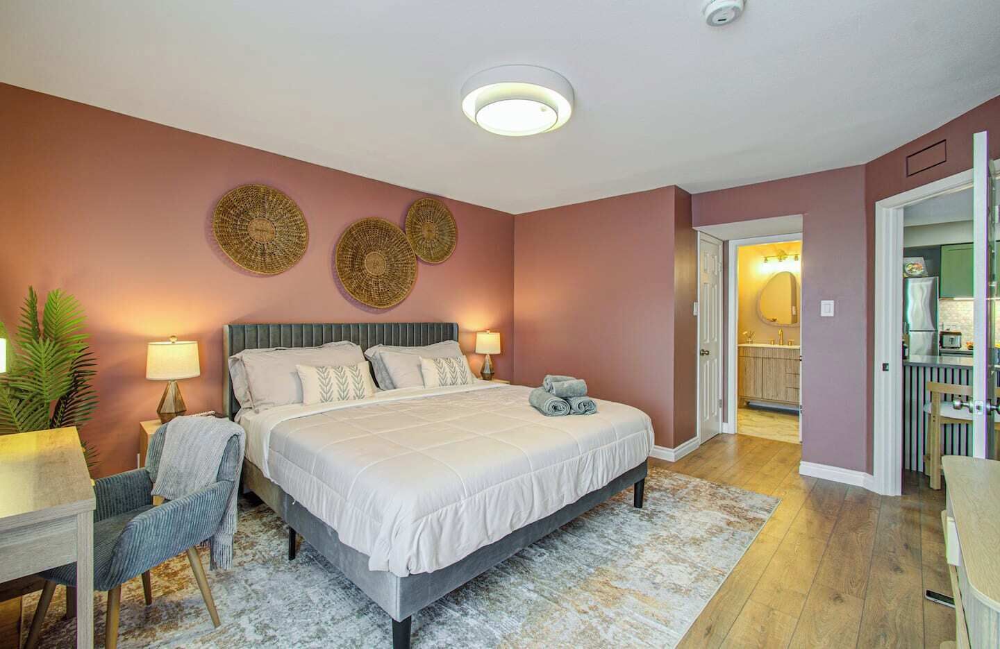 2 slaapkamers, een strijkplank/strijkijzer, gratis wifi, beddengoed