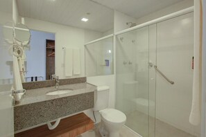 Shower, towels, soap, shampoo - MAORI MANTIQUEIRA HOTEL (Cruzeiro)