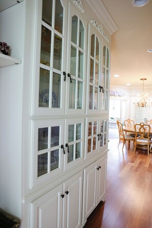 Dining - Luxury 4BR Estate on 1 Acre • Outdoor
Kitchen & Fireplace • Close To Kyle Field (College Station)