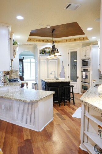 Luxury 4BR Estate on 1 Acre • Outdoor
Kitchen & Fireplace • Close To Kyle Field