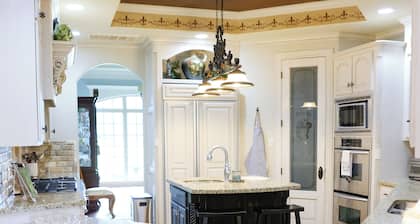 Luxury 4BR Estate on 1 Acre • Outdoor
Kitchen & Fireplace • Close To Kyle Field
