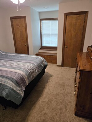 Room - Furnished private room with shared bathroom with AC in wonderful Olathe. (Olathe, KS)