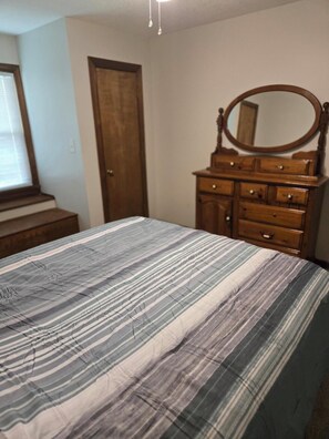 Room - Furnished private room with shared bathroom with AC in wonderful Olathe. (Olathe, KS)